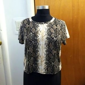 🌼 Forever 21 Snake Print Crop Tee 🌼
